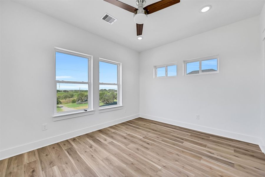 Spacious, unfurnished interior of a new home in , Galveston (Image 27).