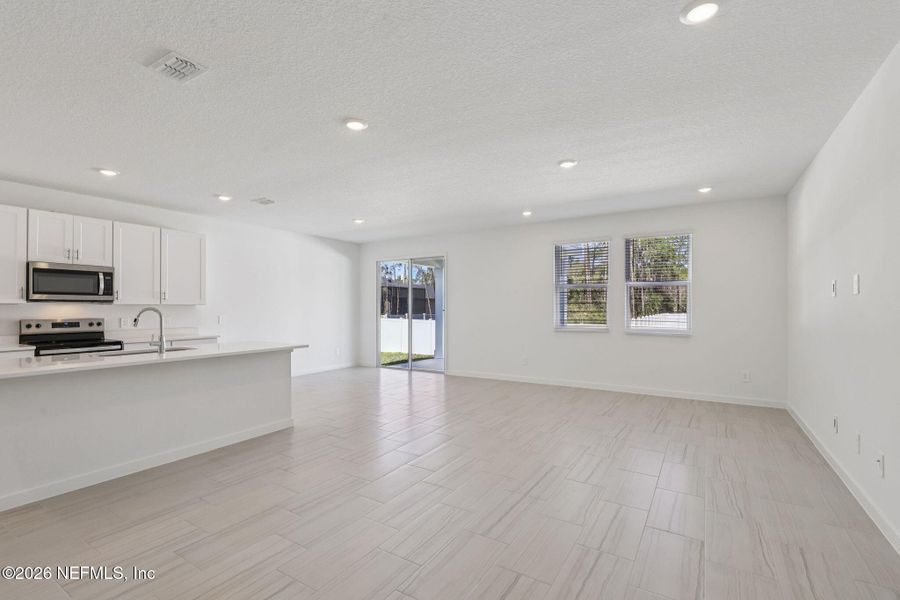 Spacious, unfurnished interior of a new home in Cypress Meadows - Signature Series, Jacksonville (Image 17).