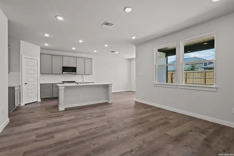 Spacious, unfurnished interior of a new home in Hiddenbrooke, Seguin (Image 16).