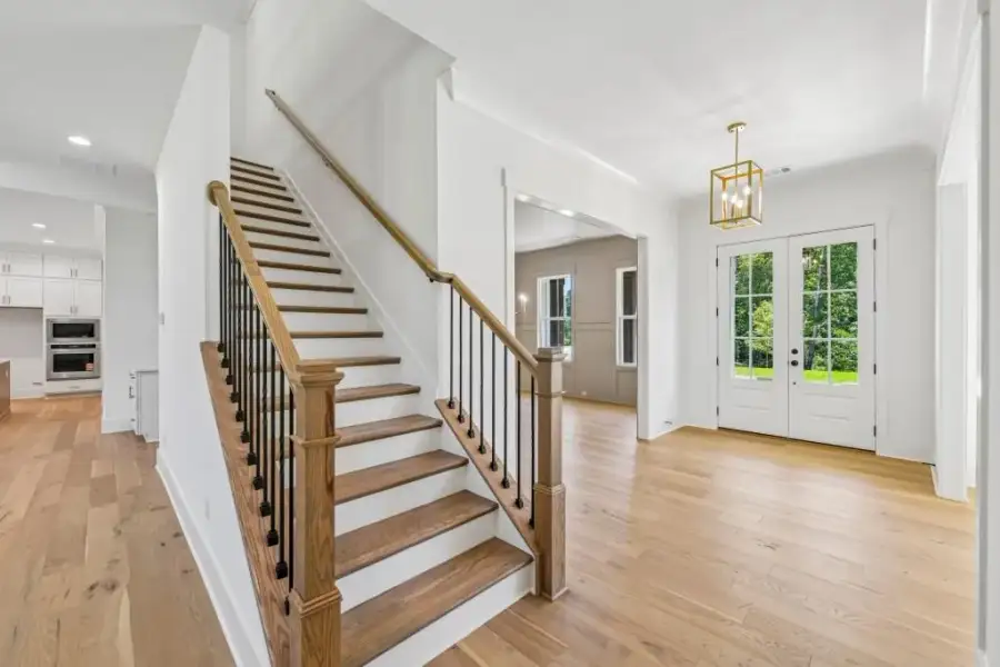 Spacious, unfurnished interior of a new home in White Post on Lake Lanier, Gainesville (Image 39).