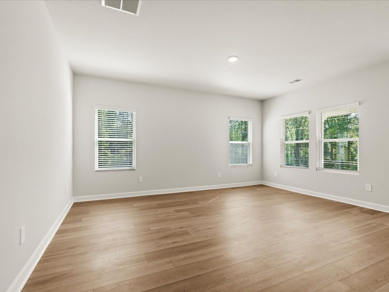 Spacious, unfurnished interior of a new home in Holland Park, Spartanburg (Image 16).