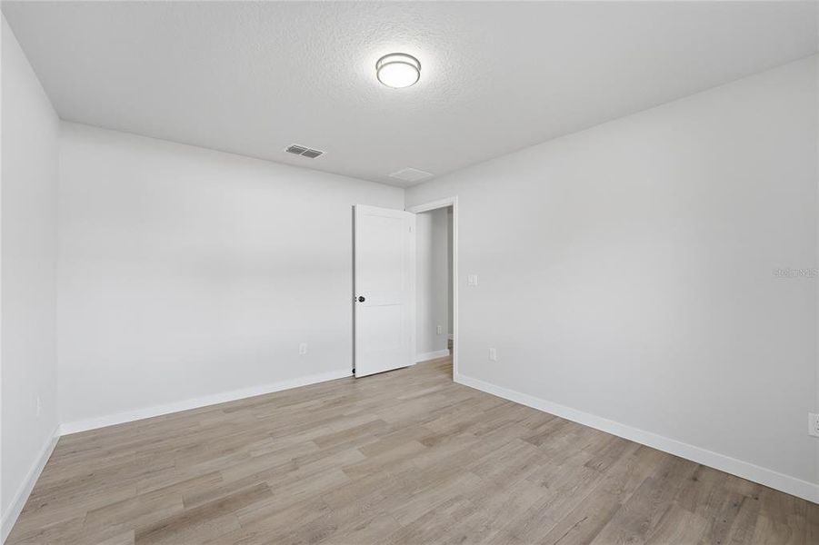 Spacious, unfurnished interior of a new home in , Ocala (Image 31).