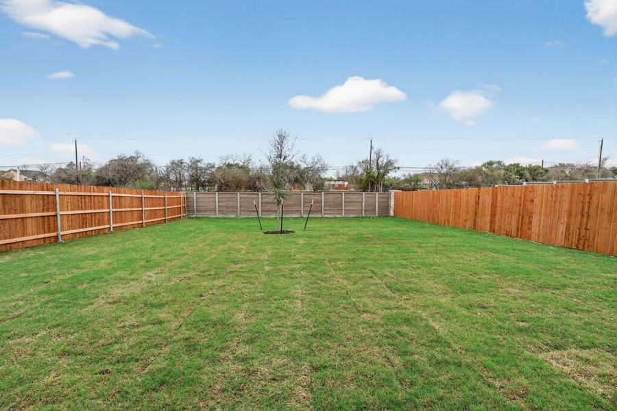 Exterior details and patio area of a home in Lisso, Pflugerville (Image 3).