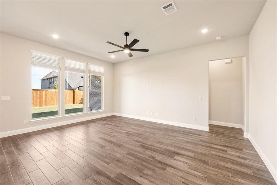 Spacious, unfurnished interior of a new home in Creekview Meadows, Pilot Point (Image 27).