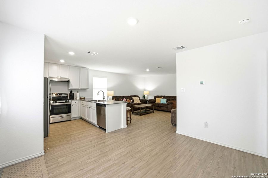 Spacious, unfurnished interior of a new home in Lodi Grove, Floresville (Image 25).