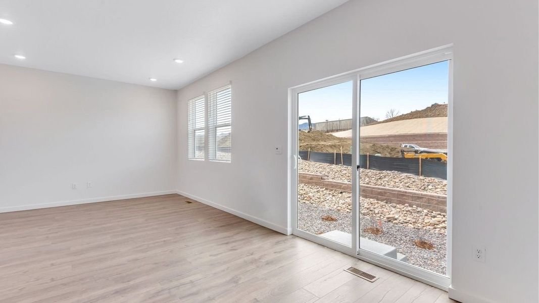 Spacious, unfurnished interior of a new home in Ellston Park, Colorado Springs (Image 16).