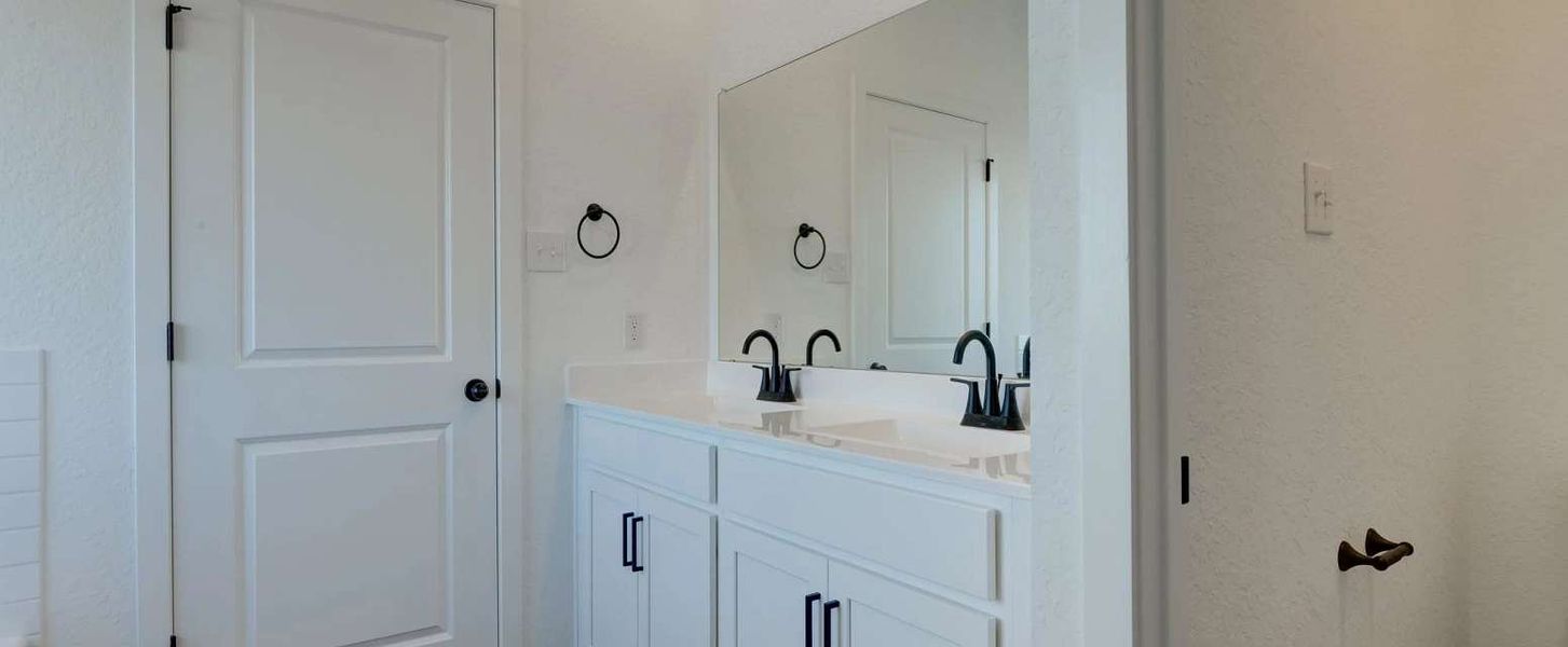 Representative furnished interior of a home built from the Hayes by Ashton Woods in Hennersby Hollow, San Antonio (Image 4).