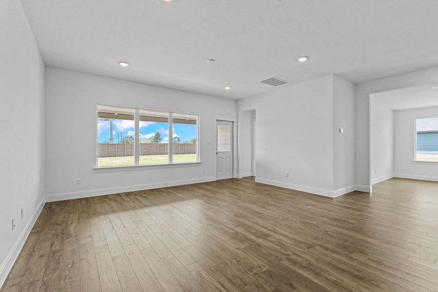 Spacious, unfurnished interior of a new home in Railhead, Cedar Creek (Image 20).