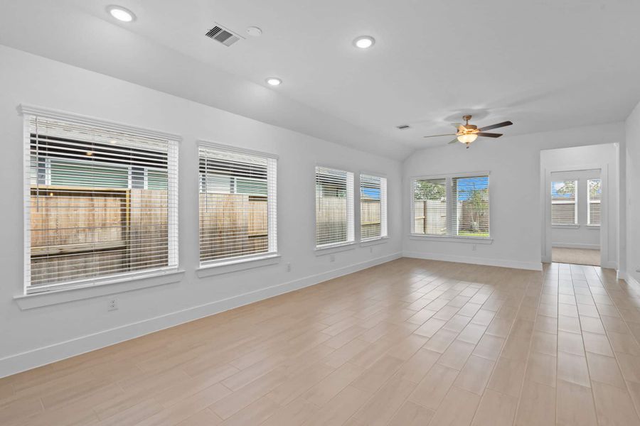 Spacious, unfurnished interior of a new home in Meridiana, Iowa Colony (Image 13).