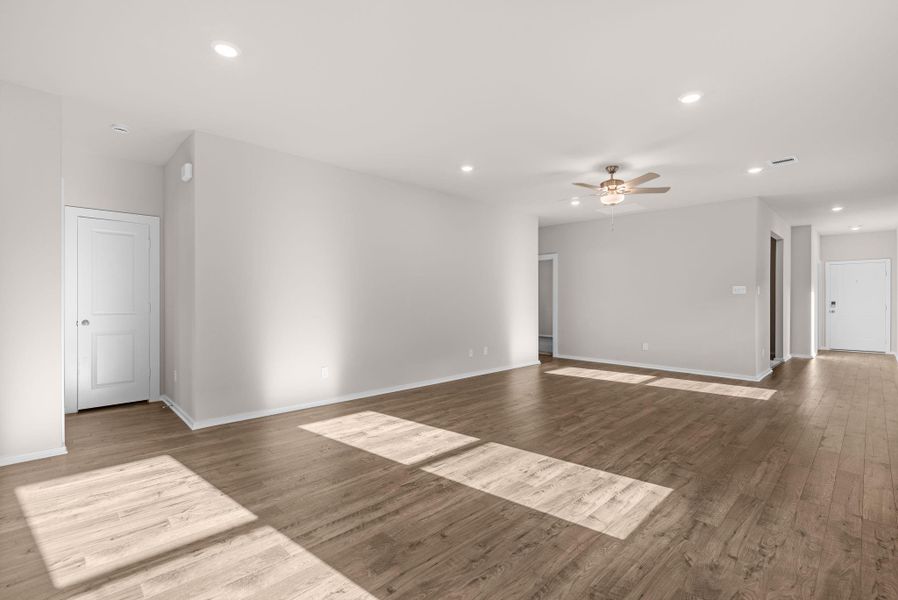 Spacious, unfurnished interior of a new home in Laurel Landing, Alvin (Image 19).