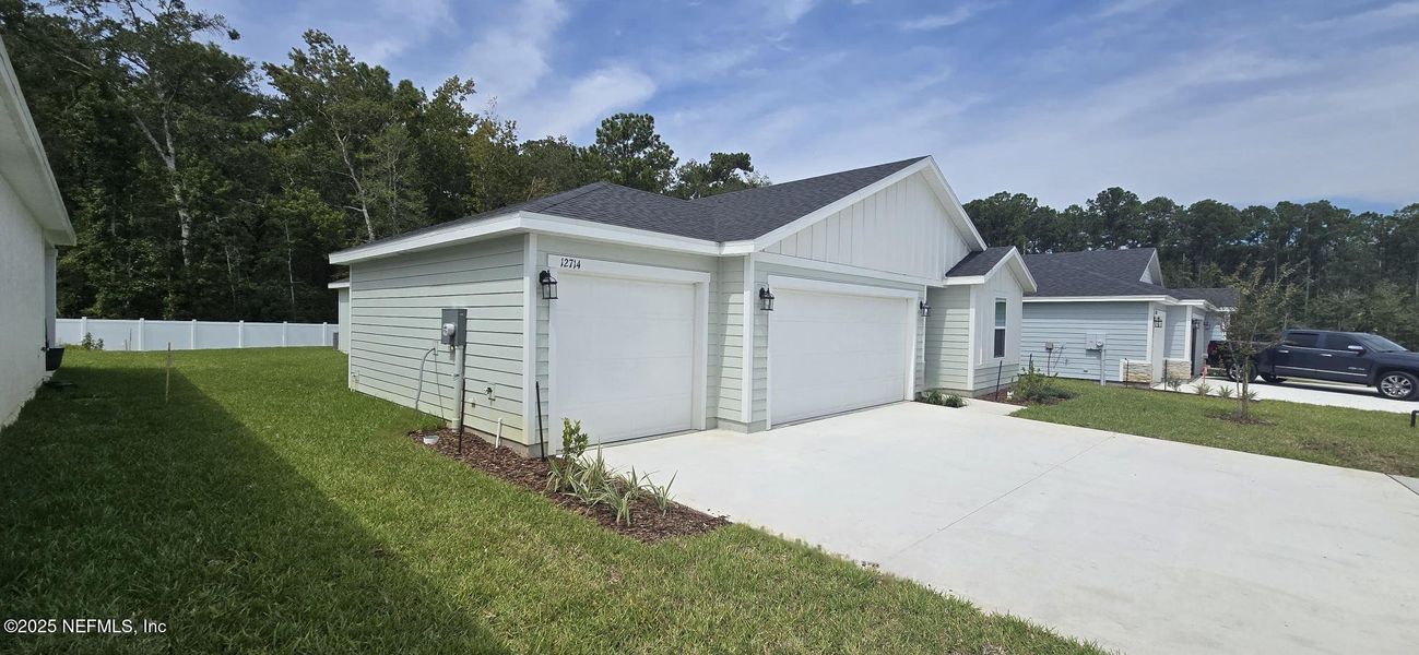 Exterior details of a home in Azalea Creek, Jacksonville (Image 13).