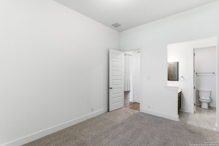 Spacious, unfurnished interior of a new home in Mesa Western, Cibolo (Image 32).