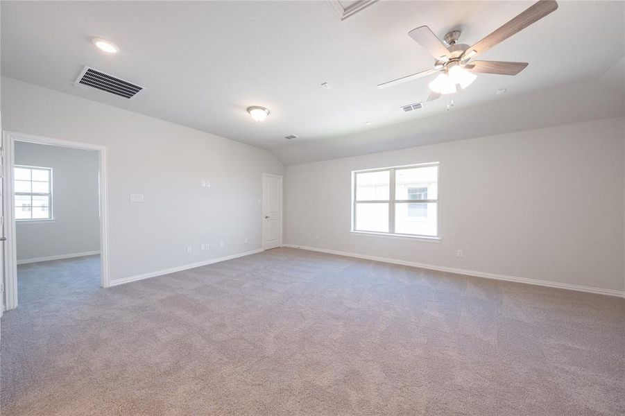 Spacious, unfurnished interior of a new home in Lake Pointe: Lake Pointe at Paloma Creek, Little Elm (Image 21).