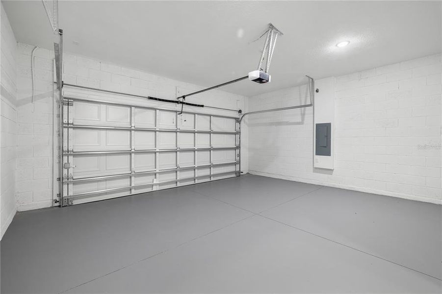 Spacious, unfurnished interior of a new home in , Citrus Springs (Image 29).