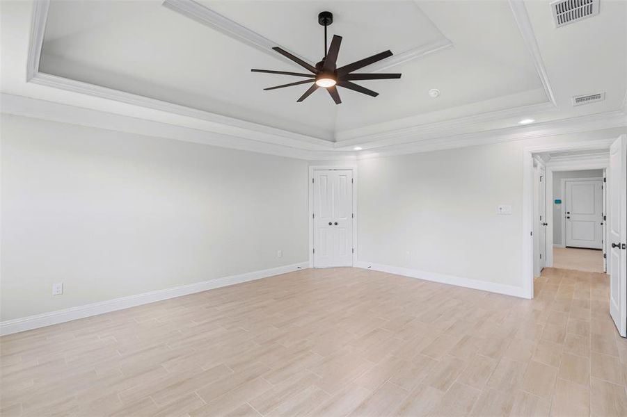 Spacious, unfurnished interior of a new home in Pecan Plantation, Granbury (Image 35).