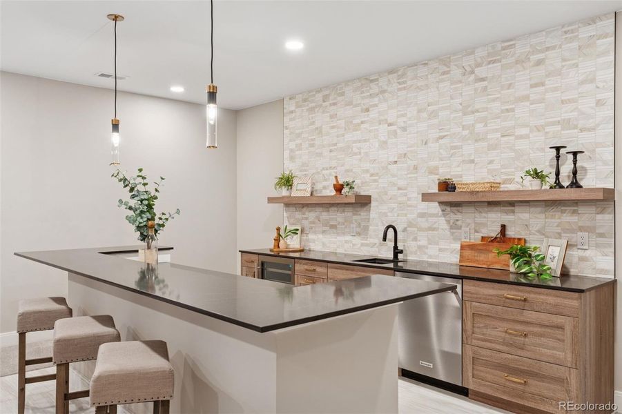 Photos are of a similar unit. Photos are of a similar unit.