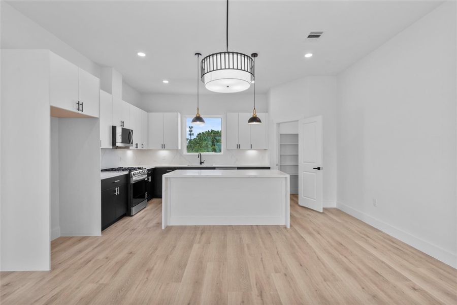 Refined and bright modern kitchen and dining space Refined and bright modern kitchen and dining space