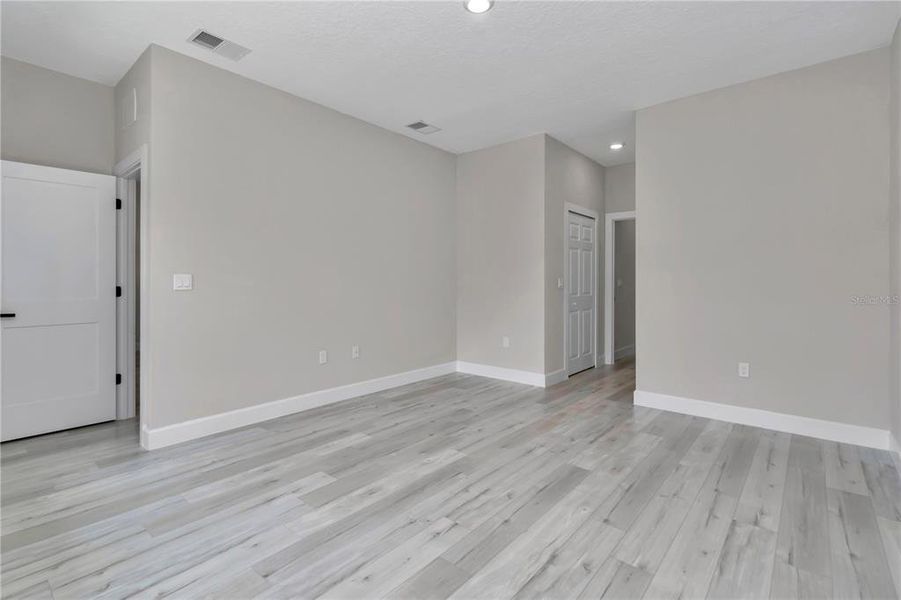 Spacious, unfurnished interior of a new home in , Ocala (Image 16).