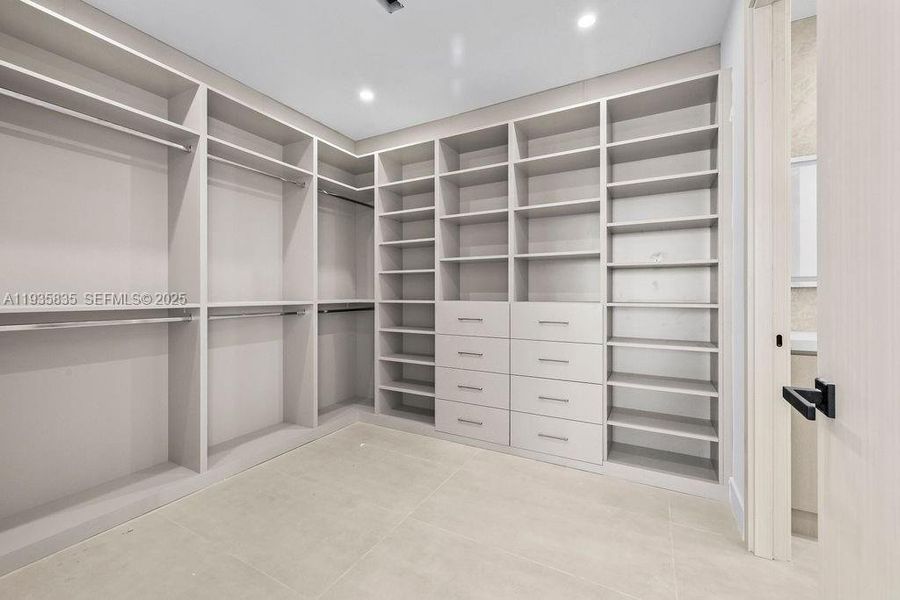 Spacious, unfurnished interior of a new home in , Fort Lauderdale (Image 20).