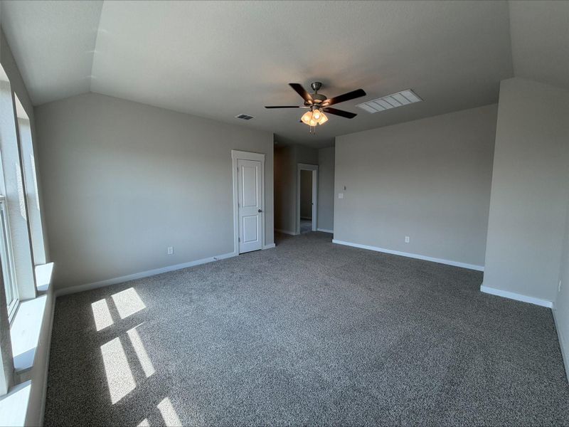 Spacious, unfurnished interior of a new home in Creeks Crossing, Elgin (Image 18).