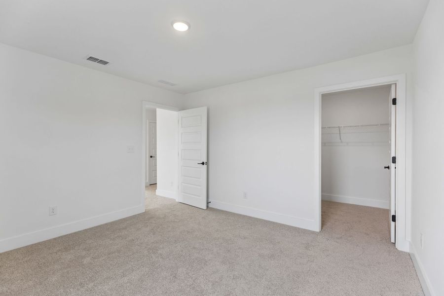 Spacious, unfurnished interior of a new home in Glenview Farms, Murfreesboro (Image 25).