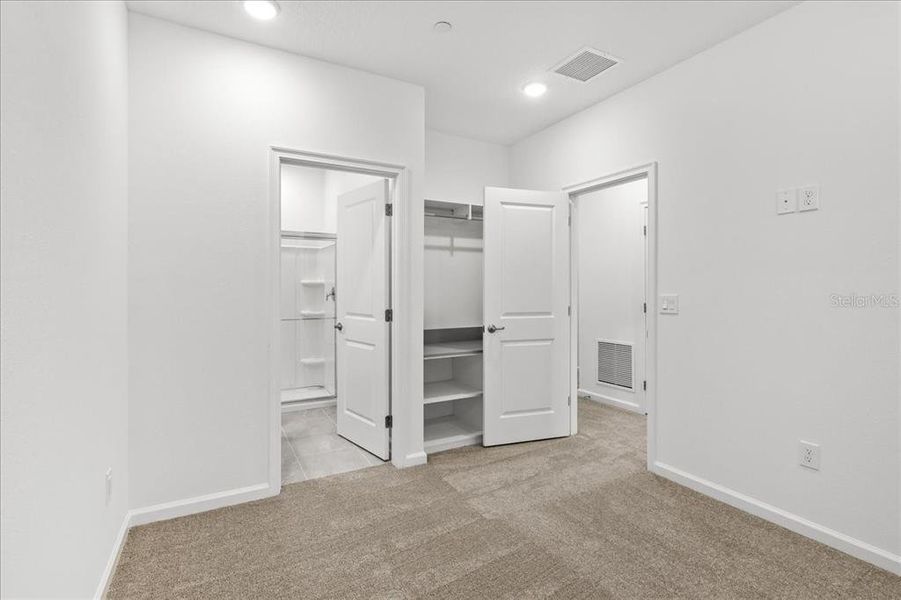 Spacious, unfurnished interior of a new home in , Orlando (Image 35).