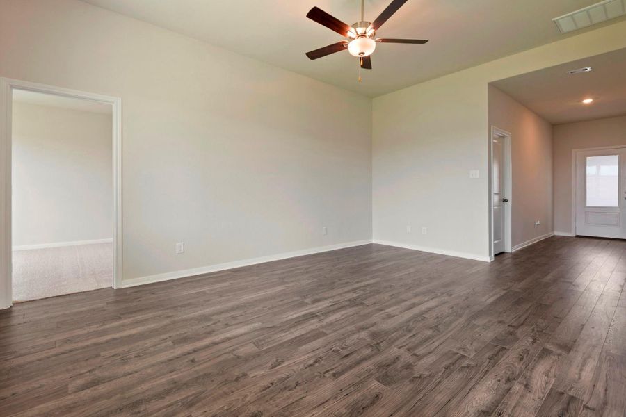 Spacious, unfurnished interior of a new home in Pinewood Trails, Cleveland (Image 13).