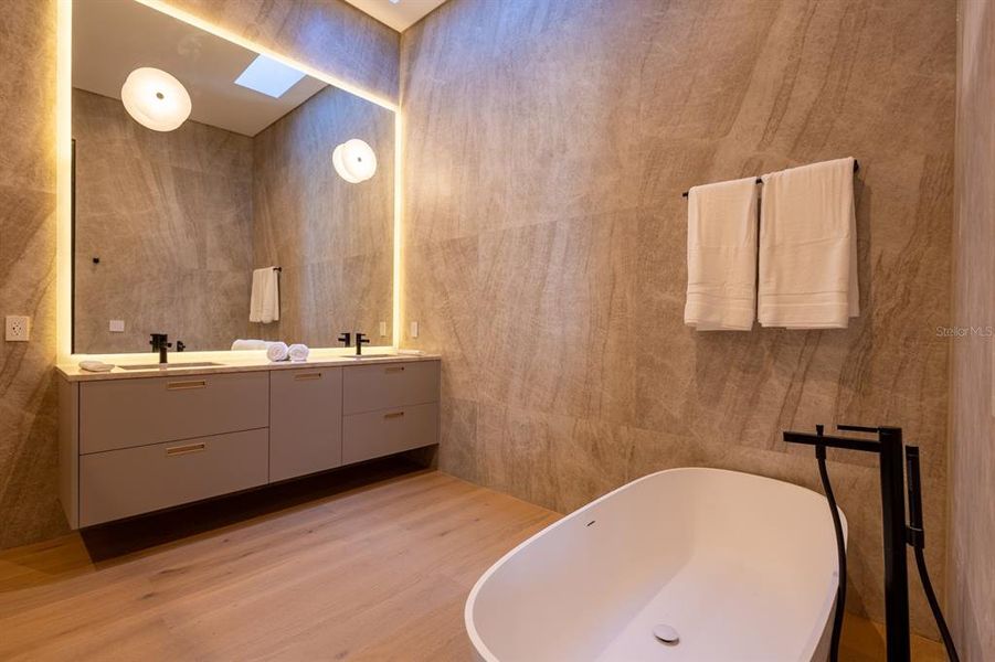 Furnished interior view inside a new home in , Windermere (Image 40).