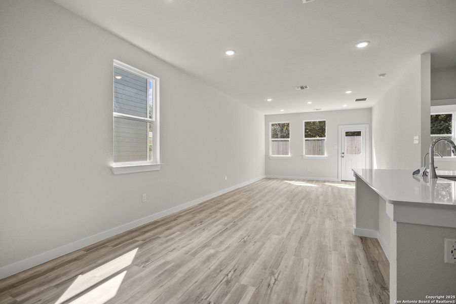 Spacious, unfurnished interior of a new home in Rosemont Hill, San Antonio (Image 24).