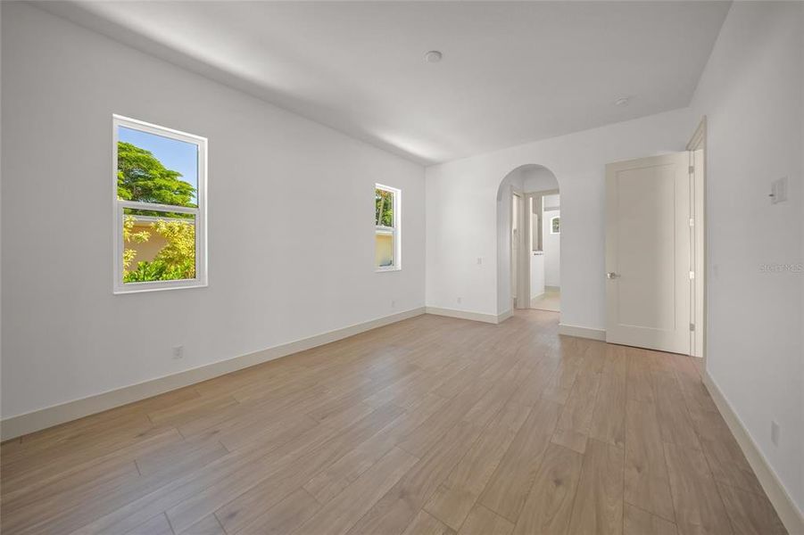 Spacious, unfurnished interior of a new home in , Venice (Image 26).