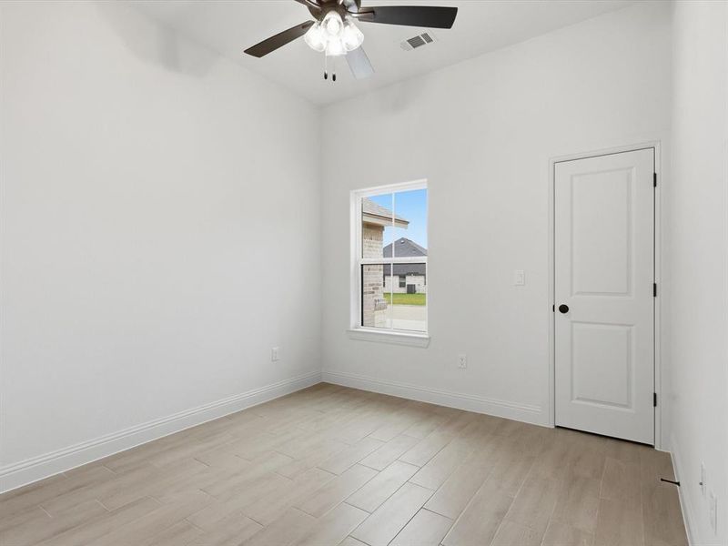 Spacious, unfurnished interior of a new home in , Tolar (Image 28).