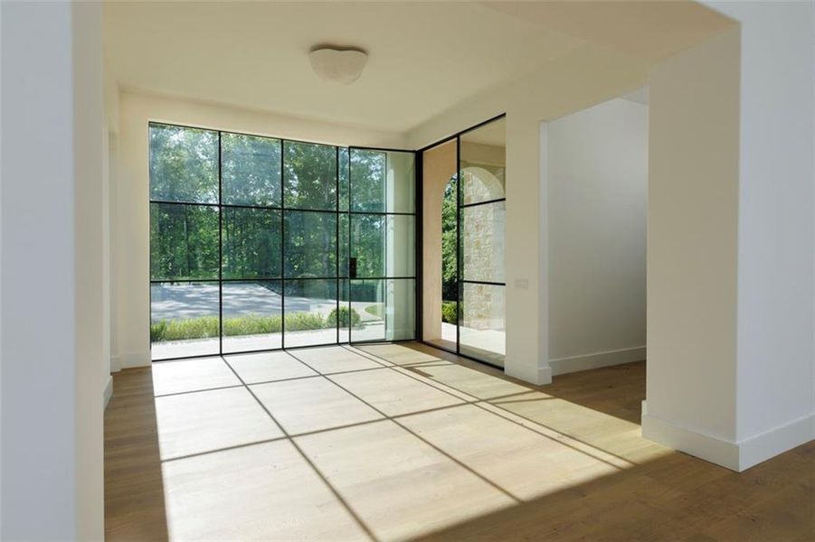 Spacious, unfurnished interior of a new home in , Atlanta (Image 9).