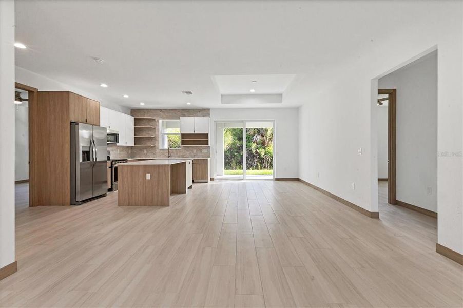 Spacious, unfurnished interior of a new home in , Rotonda West (Image 31).