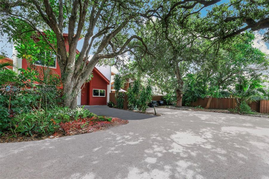 Exterior details and patio area of a home in , Fort Lauderdale (Image 29).