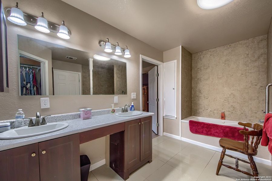 Furnished interior view inside a new home in , La Vernia (Image 5).