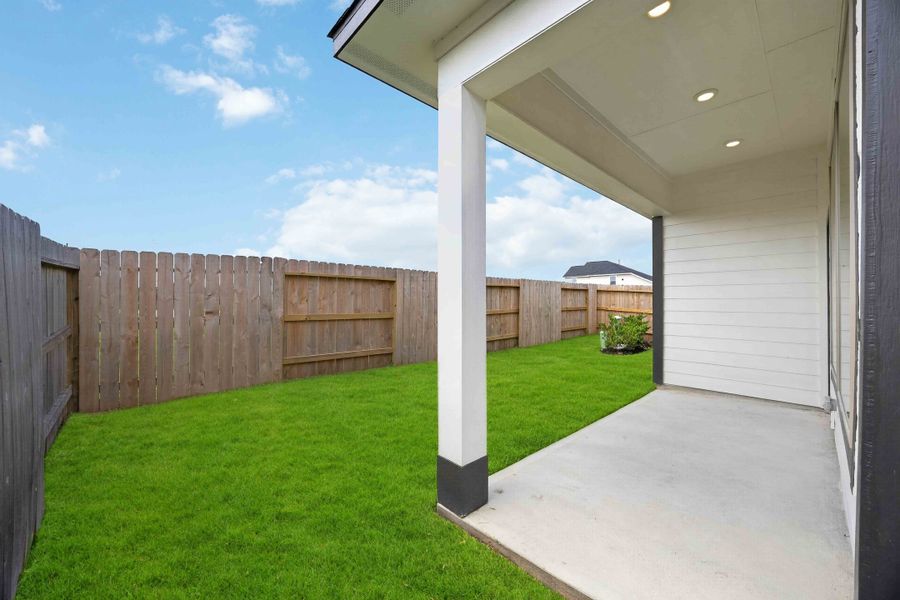 Exterior details and patio area of a home in La Segarra 40', Brookshire (Image 4).
