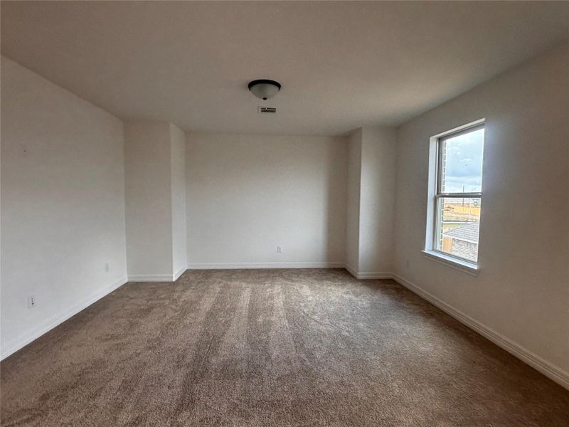 Spacious, unfurnished interior of a new home in Ashland, Angleton (Image 7).