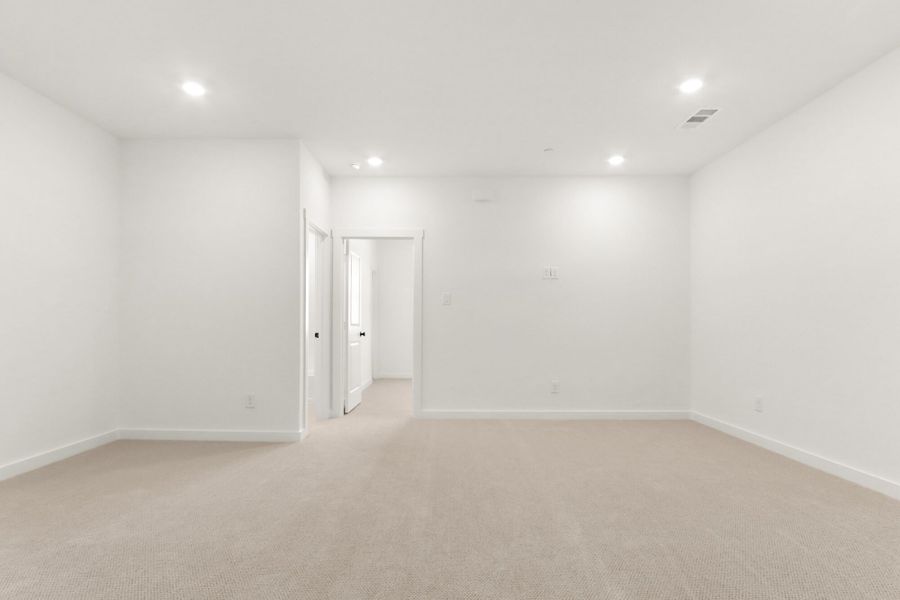 Spacious, unfurnished interior of a new home in Cottonwood Creek, Rowlett (Image 18).