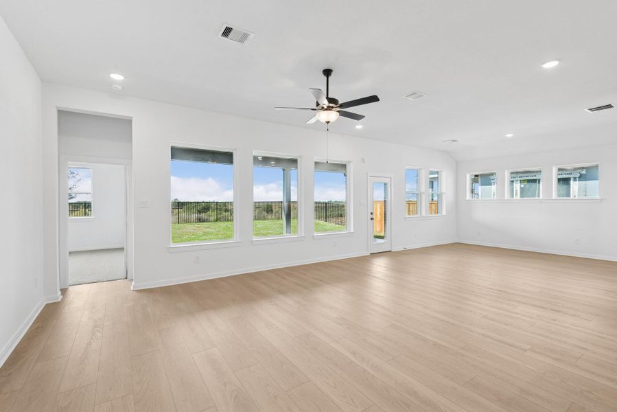 Spacious, unfurnished interior of a new home in The Grand Prairie 50’, Hockley (Image 19).