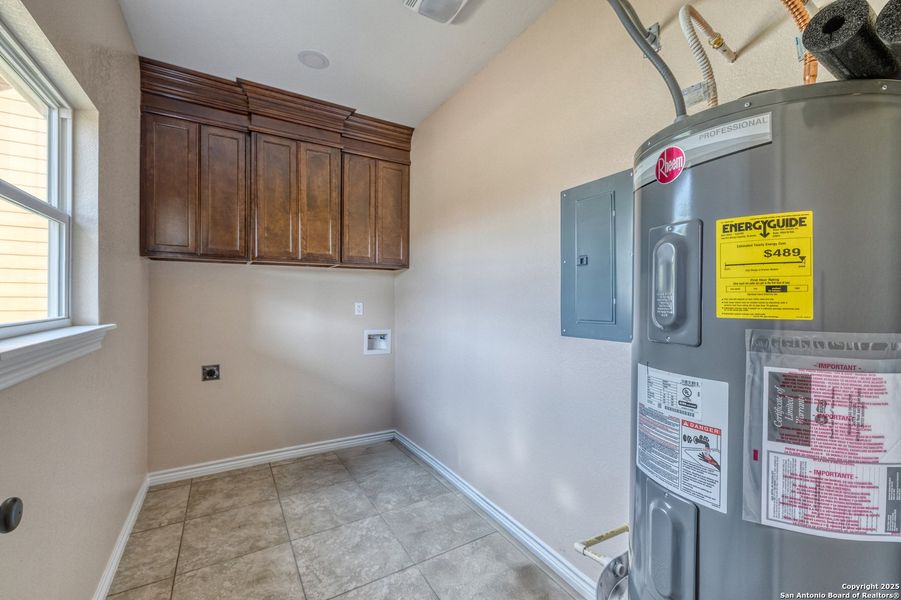 Furnished interior view inside a new home in , Uvalde (Image 6).