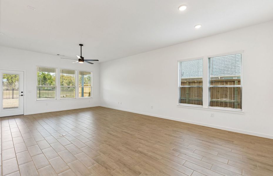 Spacious, unfurnished interior of a new home in Mavera, Conroe (Image 34).