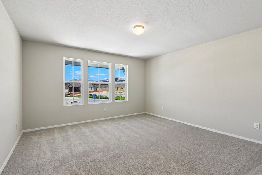 Spacious, unfurnished interior of a new home in Hunters Ranch, San Antonio (Image 20).