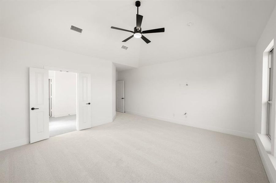 Spacious, unfurnished interior of a new home in High Country, Burleson (Image 28).