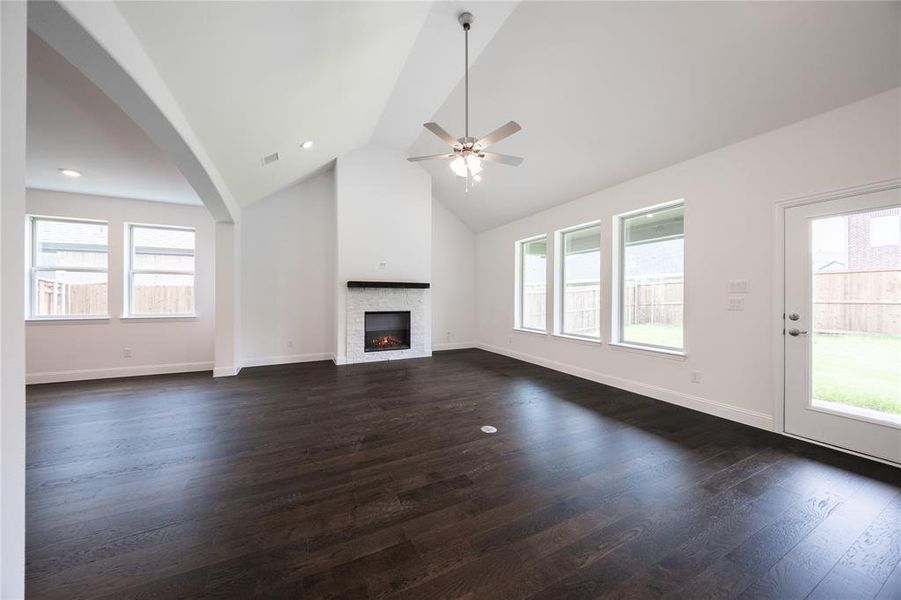 Spacious, unfurnished interior of a new home in Valencia on the Lake: Valencia 50s, Little Elm (Image 29). Spacious, unfurnished interior of a new home in Valencia on the Lake: Valencia 50s, Little Elm (Image 29).