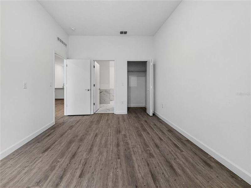 Spacious, unfurnished interior of a new home in , Davenport (Image 28).