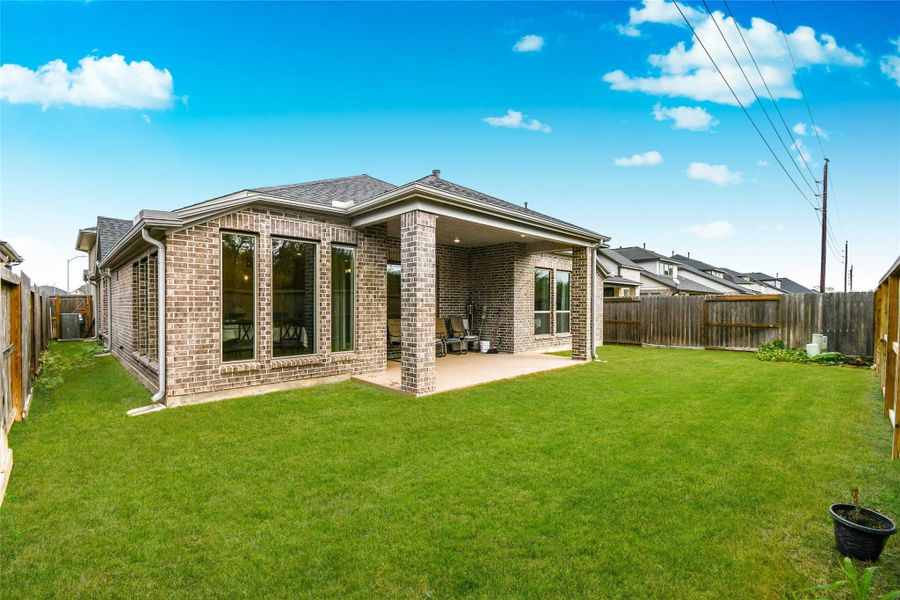 Exterior details and patio area of a home in Cross Creek West 55', Fulshear (Image 3).
