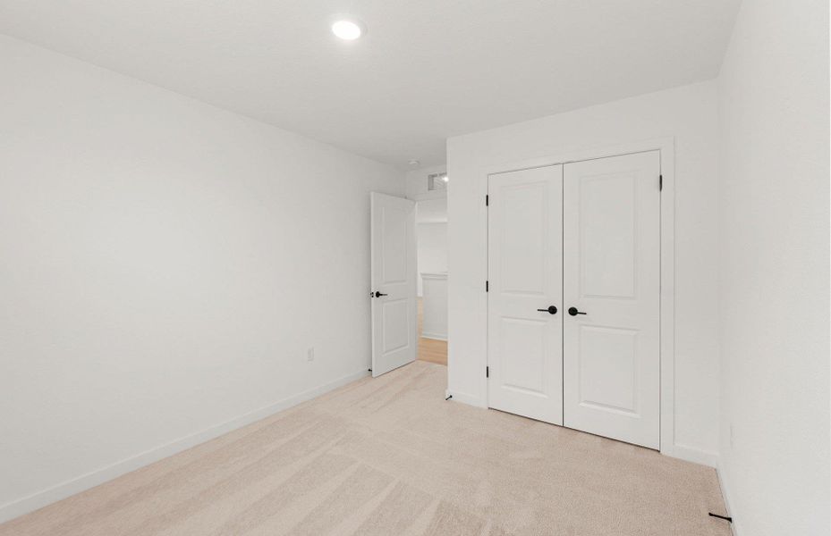 Spacious, unfurnished interior of a new home in Sunfield, Buda (Image 17).