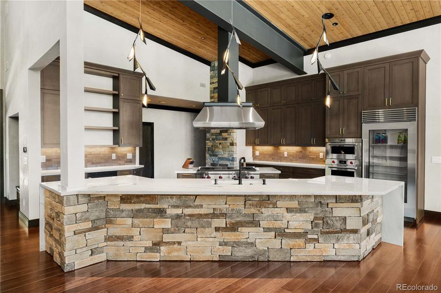 High-end kitchen with bar stool seating, Quartz counters, freezer drawers and ice machine High-end kitchen with bar stool seating, Quartz counters, freezer drawers and ice machine