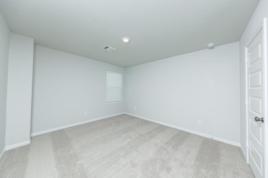 Spacious, unfurnished interior of a new home in Cliffstone Hills, Conroe (Image 8).