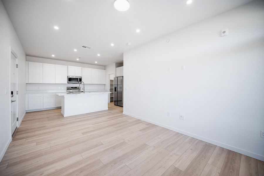 Spacious, unfurnished interior of a new home in Lyric at RidgeGate Condos, Lone Tree (Image 14).